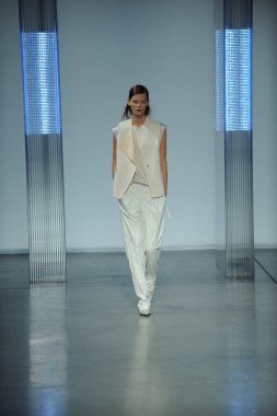 model yürür helmut lang defile