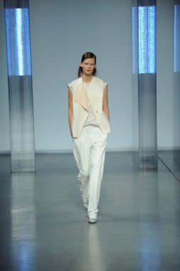 model yürür helmut lang defile
