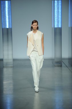 model yürür helmut lang defile
