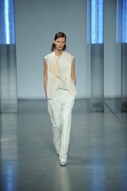model yürür helmut lang defile