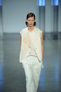 model yürür helmut lang defile
