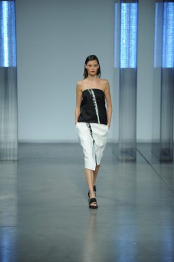 model yürür helmut lang defile