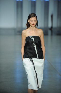 model yürür helmut lang defile