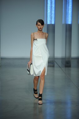 model yürür helmut lang defile
