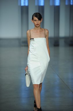 model yürür helmut lang defile