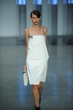model yürür helmut lang defile