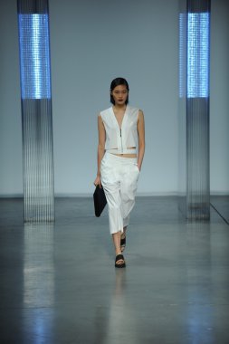 model yürür helmut lang defile