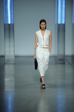 model yürür helmut lang defile