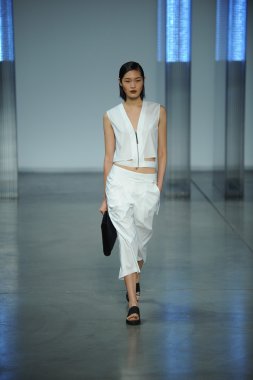 model yürür helmut lang defile