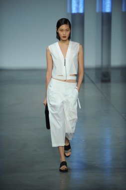 model yürür helmut lang defile