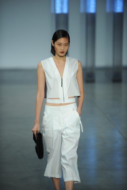 model yürür helmut lang defile