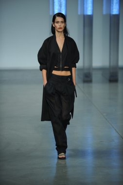 model yürür helmut lang defile