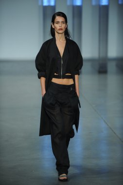model yürür helmut lang defile