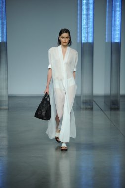 model yürür helmut lang defile