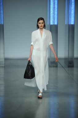 model yürür helmut lang defile