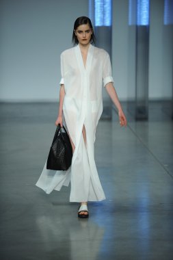 model yürür helmut lang defile