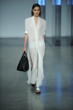 model yürür helmut lang defile