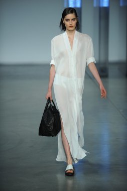 model yürür helmut lang defile