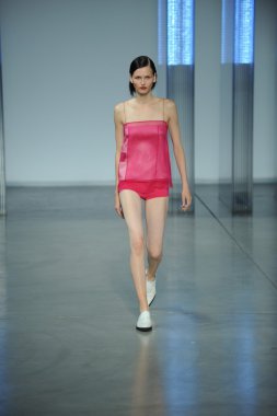 model yürür helmut lang defile