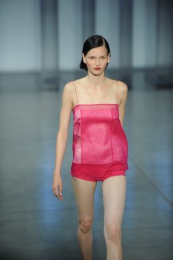 model yürür helmut lang defile