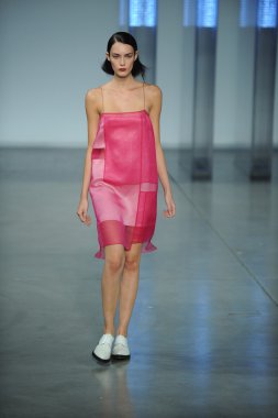 model yürür helmut lang defile