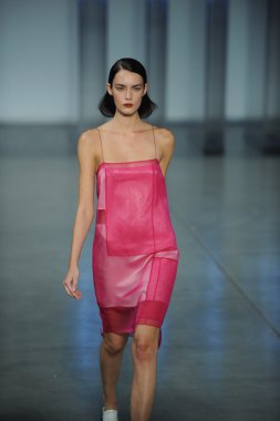 model yürür helmut lang defile