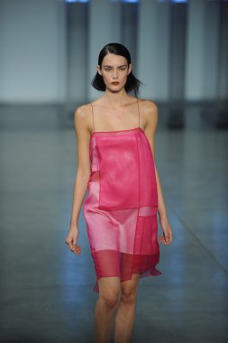 model yürür helmut lang defile