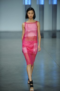 model yürür helmut lang defile