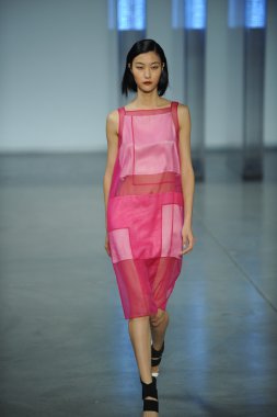 model yürür helmut lang defile