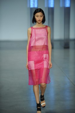 model yürür helmut lang defile