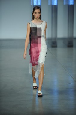 model yürür helmut lang defile