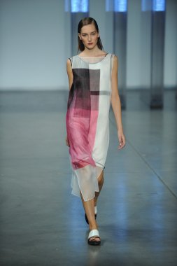 model yürür helmut lang defile