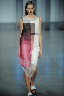 model yürür helmut lang defile