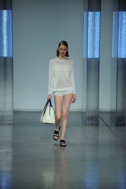model yürür helmut lang defile