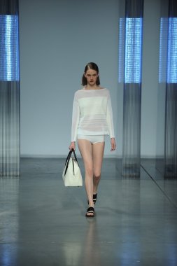 model yürür helmut lang defile
