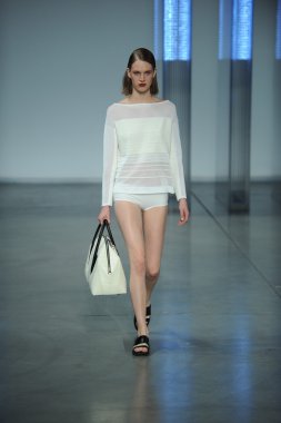 model yürür helmut lang defile