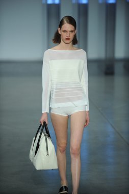model yürür helmut lang defile