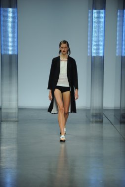 model yürür helmut lang defile