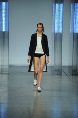 model yürür helmut lang defile