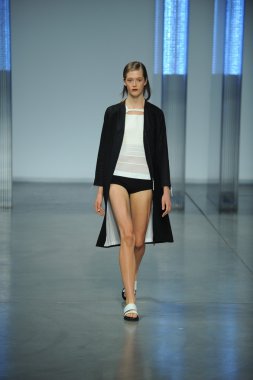 model yürür helmut lang defile