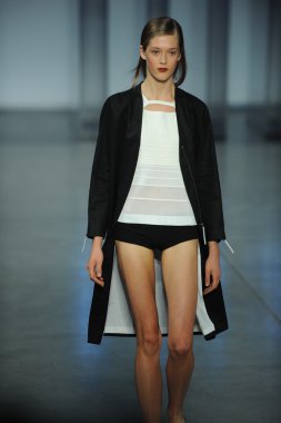 model yürür helmut lang defile