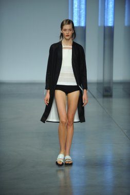 model yürür helmut lang defile