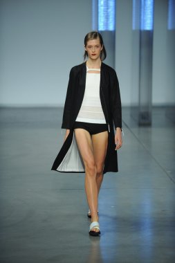 model yürür helmut lang defile