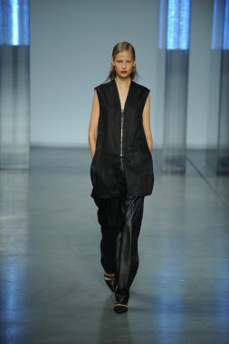 model yürür helmut lang defile