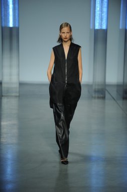 model yürür helmut lang defile