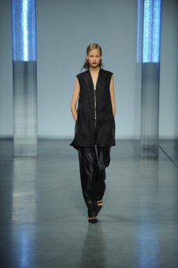 model yürür helmut lang defile