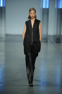 model yürür helmut lang defile