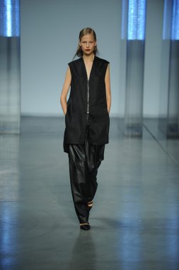 model yürür helmut lang defile