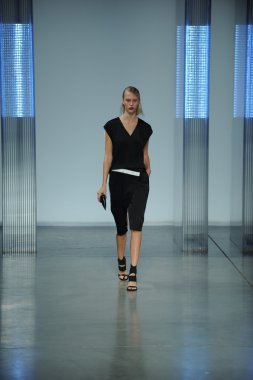 model yürür helmut lang defile