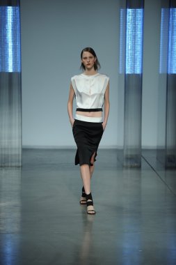model yürür helmut lang defile